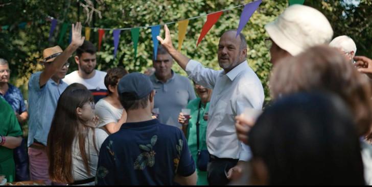 Christophe Lasserre-Ventura entouré de résidents, de familles de résidents et de personnels de la maison de Baracé